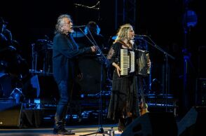 Ο Ρόμπερτ Πλαντ άνοιξε θριαμβευτικά το Sani Festival 2026, χαρίζοντας μια ατμοσφαιρική συναυλία στο κατάμεστο φυσικό αμφιθέατρο της Χαλκιδικής.