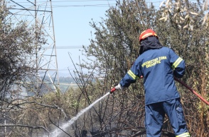 Πυροσβέστης κατά τη διάρκεια κατάσβεσης φωτιάς