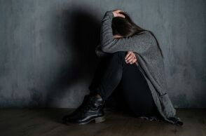 Ηράκλειο: 65χρονος ξυλοκόπησε την 28χρονη σύντροφό του σε live μετάδοση και μπρστά στη 16χρονη κόρη του