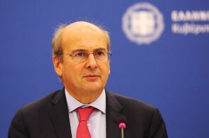 Ο Κωστής Χατζηδάκης τόνισε ότι η ΝΔ επιδιώκει αυτοδυναμία για «καθαρές λύσεις» - Ανακοίνωσε μειώσεις σε βενζίνη και ντίζελ στις τιμές προμήθειας διυλιστηρίων.