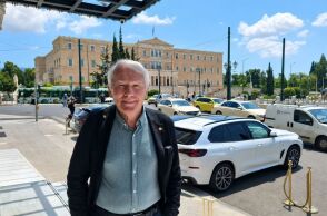 Στο σύμπαν του Δημήτρη Νανόπουλου: Να αυτοκτονήσω ή να φτιάξω καφέ;