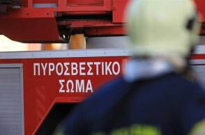 Πυροσβέστης μπροστά από όχημα της Πυροσβεστικής