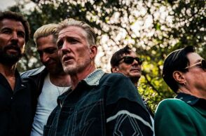 Οι Queens of the Stone Age κυκλοφόρησαν το «Easy Street», το πρώτο νέο τους single μετά το 2023, με συμμετοχή της Νίκι Λέιν και ένα ευφάνταστο βίντεο.