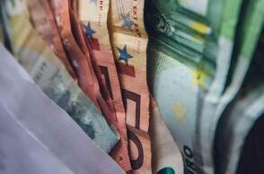 Χαρτονομίσματα του ευρώ στο τραπέζι