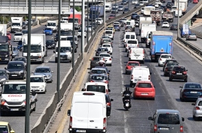 Ακροβατικά με μοτοσικλέτες στον Κηφισό: επικίνδυνοι ελιγμοί ανάμεσα σε κινούμενα αυτοκίνητα και η ψευδαίσθηση ενός extreme sport.
