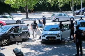 Αστυνομικές δυνάμεις κατά τη μεταγωγή κατηγορουμένων για τη δολοφονία της Βάγιας Νέστορα γύρω από αυτοκίνητο