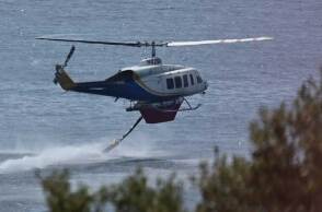 Ελικόπτερο γεμίζει νερό από τη θάλασσα για να το ρίξει σε δασική πυρκαγιά