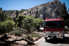 Όχημα της Πυροσβεστικής στον Λυκαβηττό