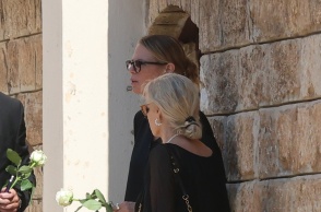 Κηδεία Λορέντζο Καριέρε: Συντετριμμένη, με ένα λευκό τριαντάφυλλο στο χέρι η Έλενα Κατραβά