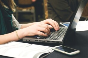 Γυναίκα πληκτρολογεί στον φορητό υπολογιστή