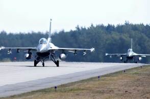 Μαχητικά F16 ετοιμάζονται να απογειωθούν από στρατιωτική βάση