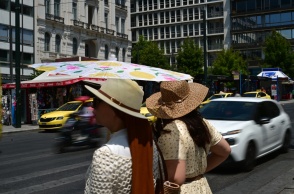 Γυναίκα στο κέντρο της Αθήνας υπό συνθήκες καύσωνα