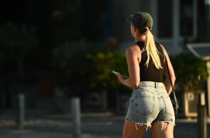 Κοπέλα με καπέλο στην Αθήνα εν μέσω καύσωνα