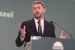 Νίκος Ανδρουλάκης: Κάλεσμα για «αλλαγή σελίδας» με αξιοπιστία και ήθος - Σκληρή επίθεση του προέδρου του ΠΑΣΟΚ σε ΝΔ και Τσίπρα