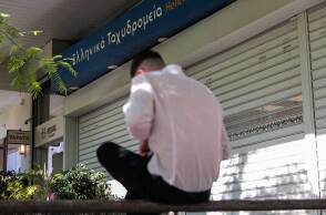 Νεαρός έξω από κατάστημα ΕΛΤΑ