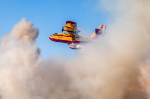 Καναντέρ επιχειρεί για την κατάσβεση φωτιάς 