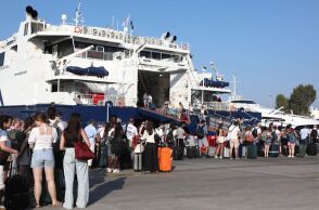 Το αδιαχώρητο στα λιμάνια Πειραιά και Ραφήνας - Οι αδειούχοι φεύγουν για τα νησιά 