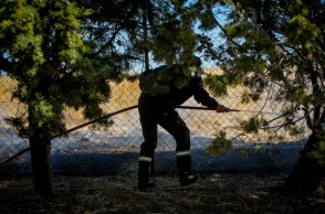 Πυροσβέστης με μάνικα ανά χείρας