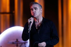 Ο Morrissey σε συνεργασία με την PETA ζητά από τον Πέδρο Σάντσεθ να απαγορεύσει τις ταυρομαχίες - Τονίζει ότι το θέαμα αμαυρώνει την εικόνα της Ισπανίας.