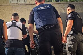 Ολοκληρώθηκε στη Σύρο η αναπαράσταση δολοφονίας της 40χρονης διασώστριας - Οι δύο συλληφθέντες συμμετείχαν στη διαδικασία και οδηγούνται ξανά στην Εισαγγελία