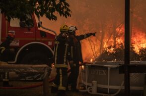 Περισσότεροι από 300.000 άνθρωποι εκκένωσαν περιοχές σε Γαλλία και Ισπανία, καθώς οι μεγάλες πυρκαγιές συνεχίζουν να μαίνονται.
