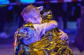 Ένας άνθρωπος σκοτώθηκε και 16 τραυματίστηκαν όταν βαν έπεσε σε πλήθος στο Pride του Βερολίνου - Οι αρχές διεξάγουν έρευνα.