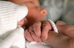 Νεογέννητο κρατά το δάκτυλο του γονιού του