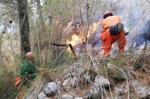 Πυροσβέστης στην Ιταλία σβήνει φωτιά στο βουνό