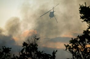 Φωτιά στην Πάρο: Μπαράζ μηνυμάτων από το 112 για εκκένωση περιοχών