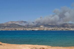 Φωτιά στην Πάρο: Σε εξέλιξη η μάχη με τις φλόγες -  Φτάνουν ενισχύσεις από Πειραιά, Σύρο και Νάξο
