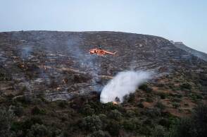 Ελικόπτερο επιχειρεί σε φωτιά στην Πάρο