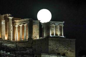 Πανσέληνος με φόντο την Ακρόπολη