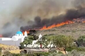 Ελεύθεροι ο δήμαρχος και οι κατηγορούμενοι για τη φωτιά στην Πάρο