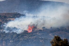 Μαίνεται η φωτιά στο Ρέθυμνο: 50 άτομα  απεγκλωβίστηκαν διά θαλάσσης από την παραλία Πρέβελη
