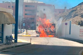 Καβάλα: Λεωφορείο έπιασε φωτιά μέσα στο πάρκινγκ του Γενικού Νοσοκομείου