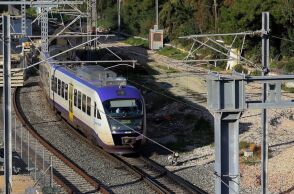 Πυρκαγιά κοντά στη γραμμή του Προαστιακού στους Αγίους Αναργύρους προκάλεσε διακοπή κυκλοφορίας, καθυστερήσεις και υποκατάσταση δρομολογίων με λεωφορεία.
