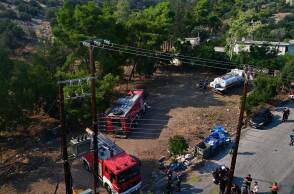 Πυροσβέστες στο Χαϊδάρι στήνουν «τείχος» με οχήματα για τη μεγάλη φωτιά στο Ποικίλο Όρος