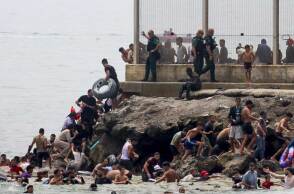 Μετανάστες από το Μαρόκο και την Αλγερία στη Θέουτα της Ισπανίας