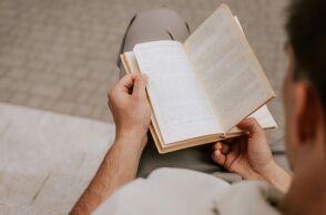 Τι βιβλία δανείζονται οι Έλληνες από τις δημόσιες βιβλιοθήκες - Το βιβλίο που διάβασαν περισσότερο το 2025