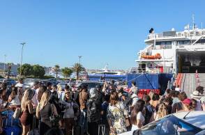 Ταξιδιώτες στο λιμάνι Πειραιά ετοιμάζονται να μπουν στο πλοίο