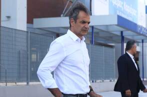 Ο πρωθυπουργός Κυριάκος Μητσοτάκης αποχωρεί από το Κέντρο Επιχειρήσεων της Πυροσβεστικής