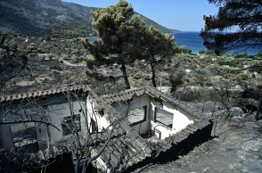 Η επόμενη ημέρα στο Πόρτο Γερμενό - Εικόνες θλίψης και καταστροφής μετά το πέρασμα της φωτιάς