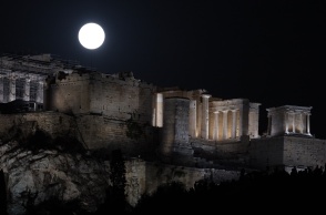 Πανσέληνος Αυγούστου πάνω από τον Παρθενώνα