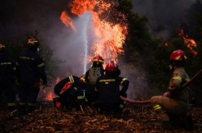Πυροσβέστες δίνουν μάχη με τις φλόγες