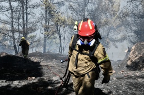 Πυροσβέστης επιχειρεί για την κατάσβεση φωτιάς