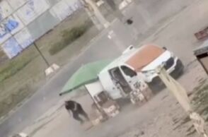 Βίντεο καταγράφει τη στιγμή που ρωσικό drone καταδιώκει και τραυματίζει Ουκρανό μικροπωλητή στη Χερσώνα - Έντονες αντιδράσεις από το Κίεβο