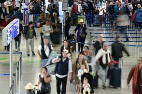 Νέα άνοδος στο Ελ. Βενιζέλος τον Ιούλιο, με τους ταξιδιώτες να φτάνουν τα 3,93 εκατομμύρια - Σταθερή αύξηση και στις πτήσεις εξωτερικού.