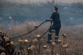 Πυροσβέστης με τη μάνικα
