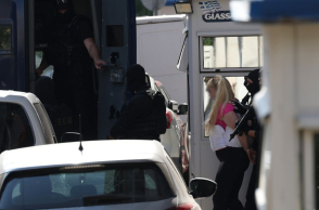 Προθεσμία για την Τρίτη έλαβε η 46χρονη που εκδόθηκε για τον εμπρησμό της Marfin - Παραμένει στη ΓΑΔΑ μέχρι την απολογία της.