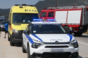 Ασθενοφόρο, περιπολικό και όχημα της Πυροσβεστικής στον τόπο τροχαίου ατυχήματος